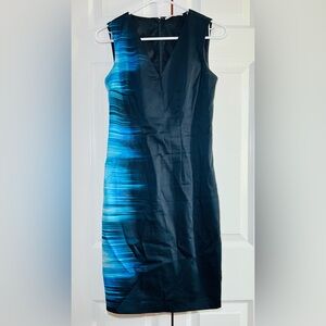 T TAHARI Sheath Dress size 2 Tie Dye Blue Sleeveless Cotton V-neck